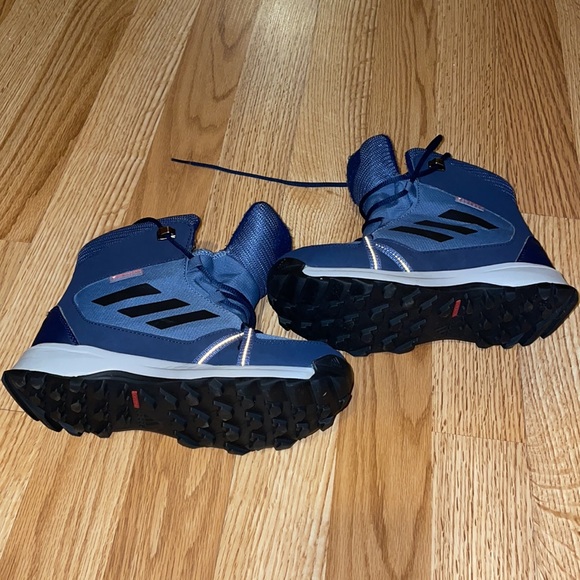Adidas TERREX-kids boot size 1.5- like new - Picture 2 of 6